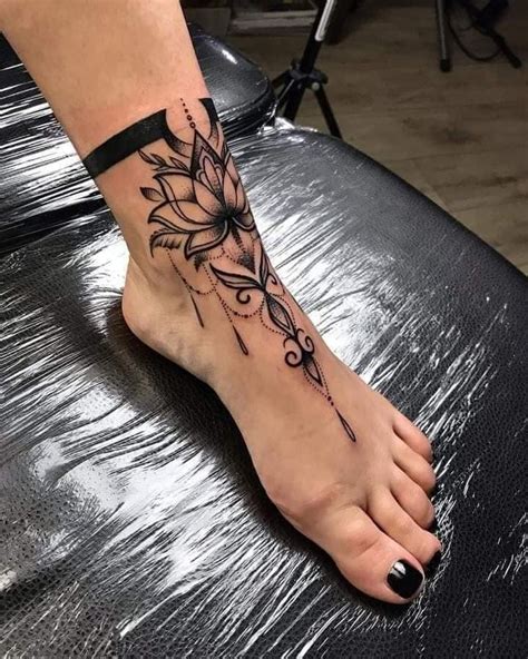 tatuajes de mujer en el pie|Tatuajes para el pie: Dolor, pros, contras e ideas。